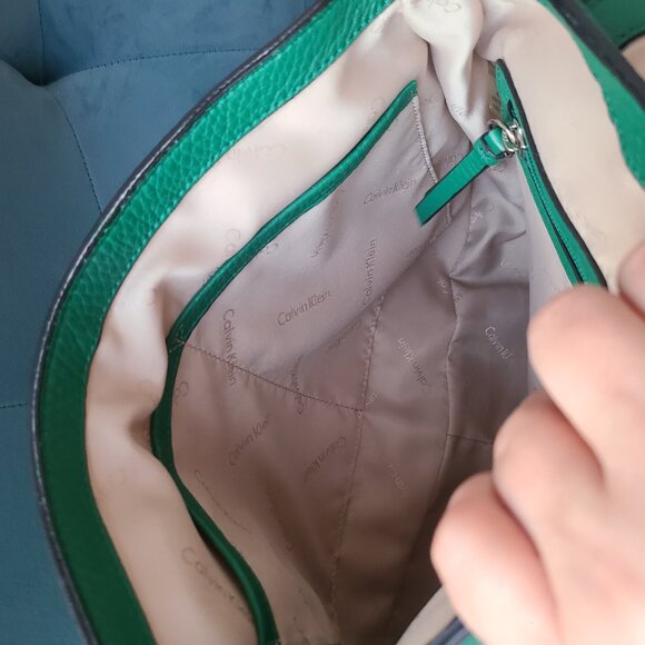 Calvin Klein green pebbled leather shoulder with silver hardware - Picture 5 of 16